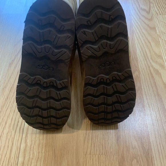 Woman’s Ugg Shearling Boots - Picture 11 of 15